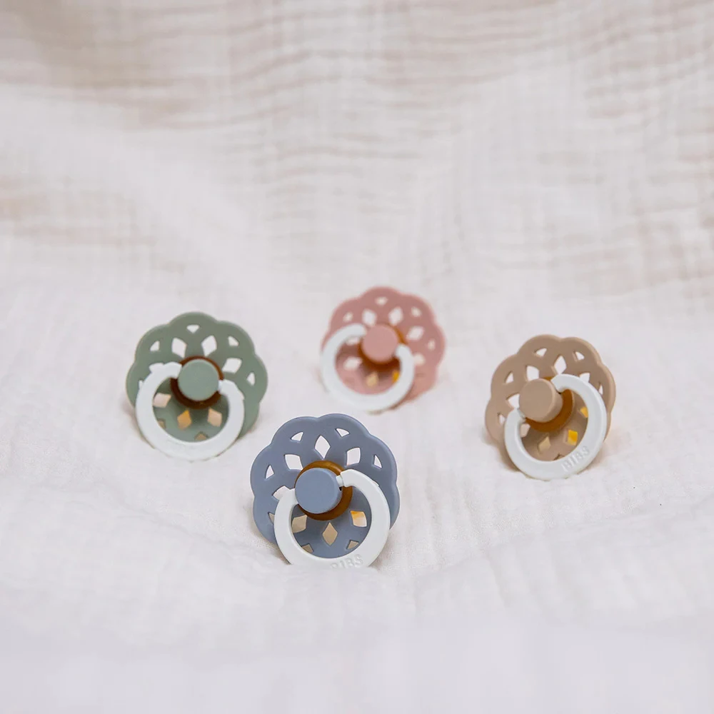 BIBS Pack De 2 Sucettes Bohème Caoutchouc Phosphorescente 6 Mois+ Blush Et Vanilla – Image 9