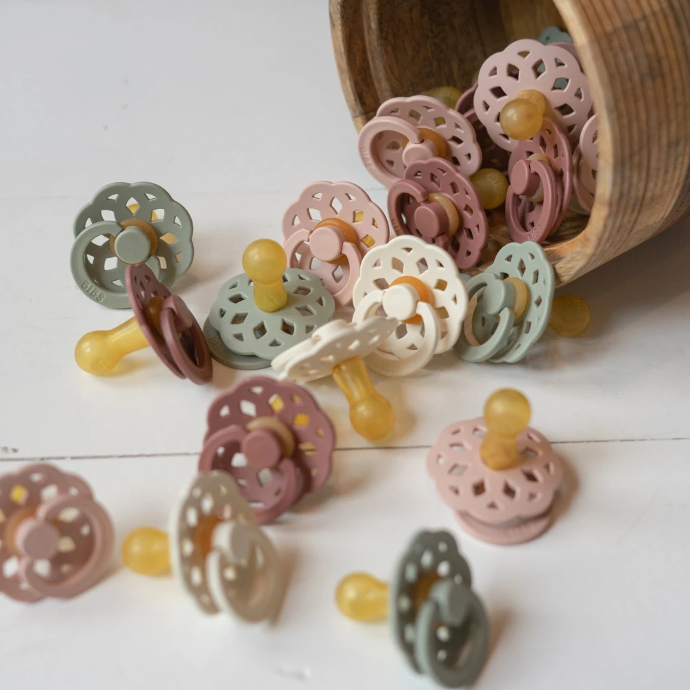 BIBS Pack De 2 Sucettes Bohème Caoutchouc 0-6 Mois Fossil Grey Et Mauve – Image 9