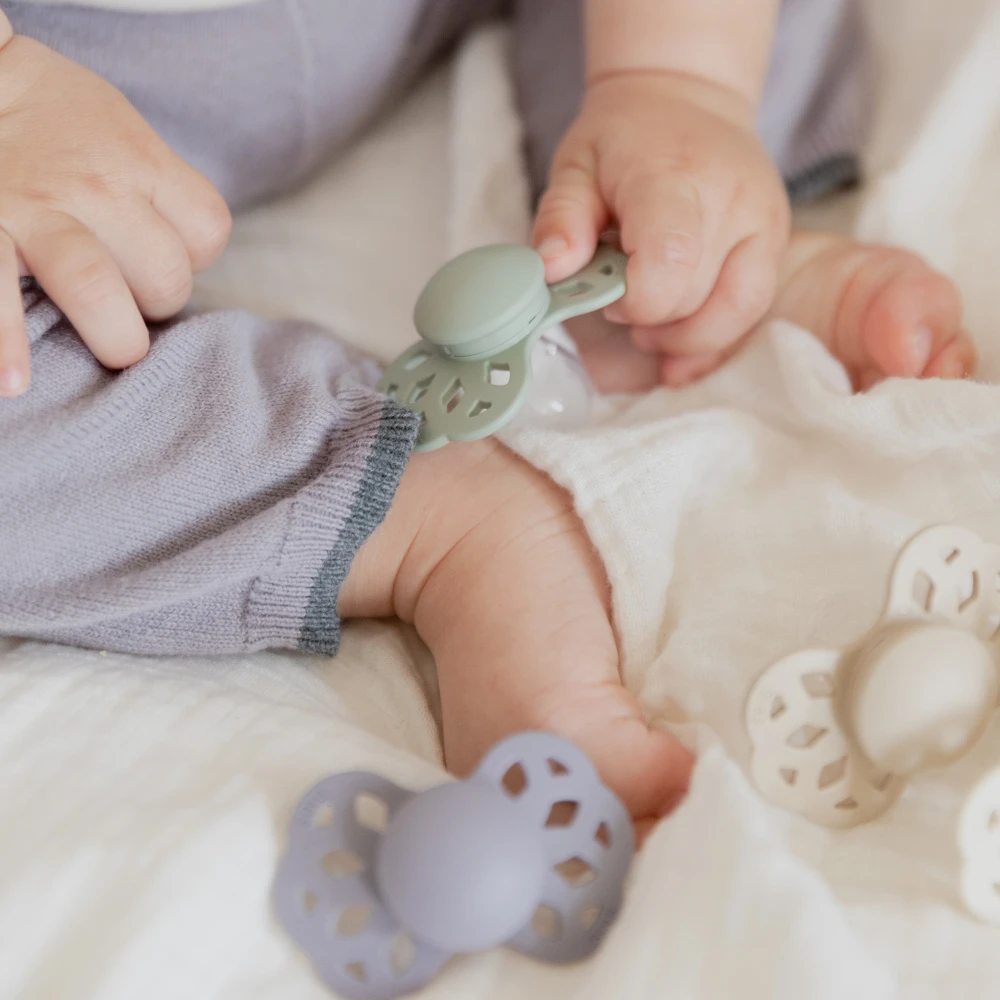 BIBS Pack De 2 Sucettes Infinity Silicone Symétrique 6 Mois+ Ivory Et Sage – Image 8