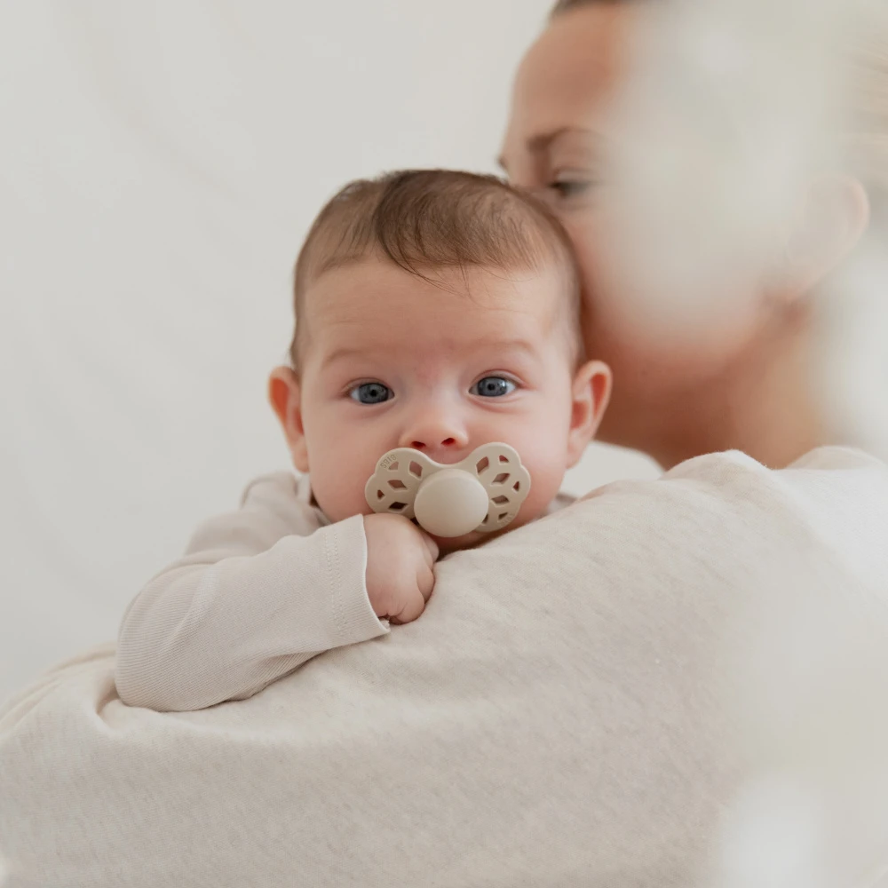 BIBS Pack De 2 Sucettes Infinity Silicone Symétrique 6 Mois+ Ivory Et Sage – Image 10
